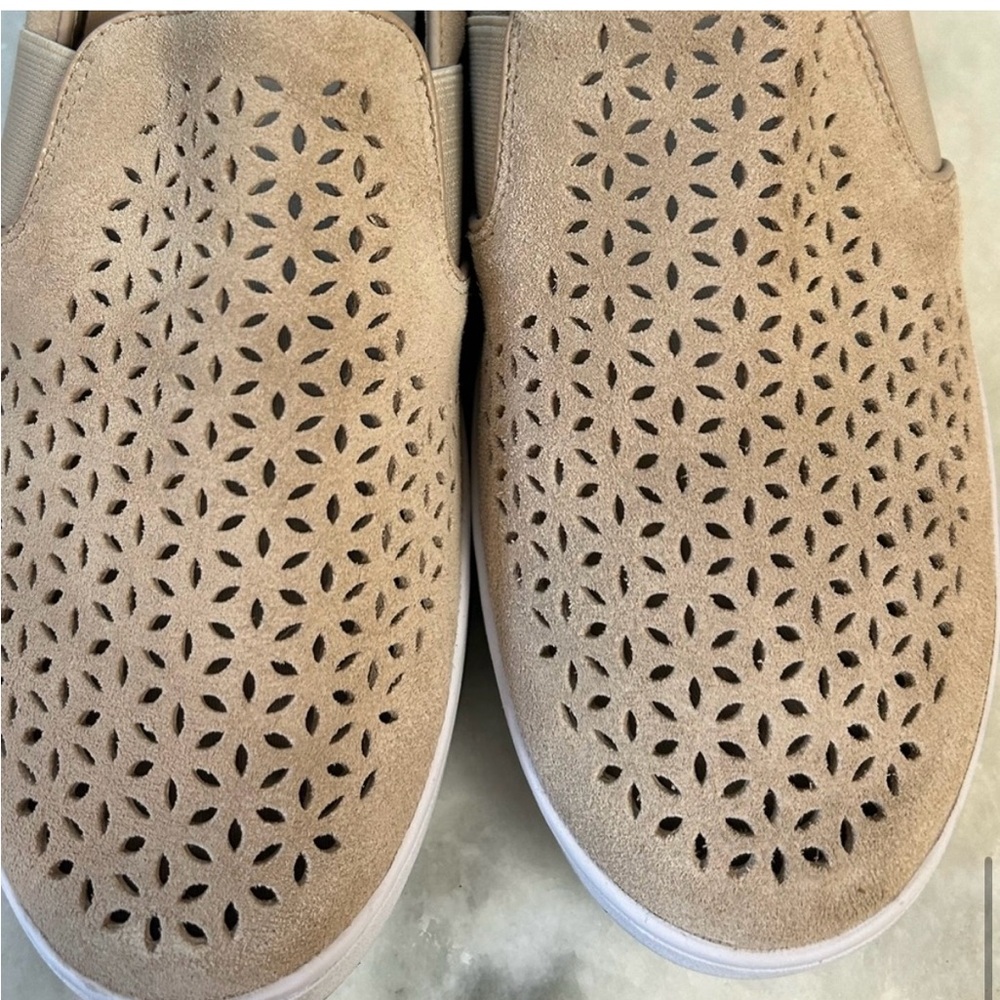 Vionic Kani Tan Perforated Slip On Sneaker Shoes 9 - Picture 3 of 6